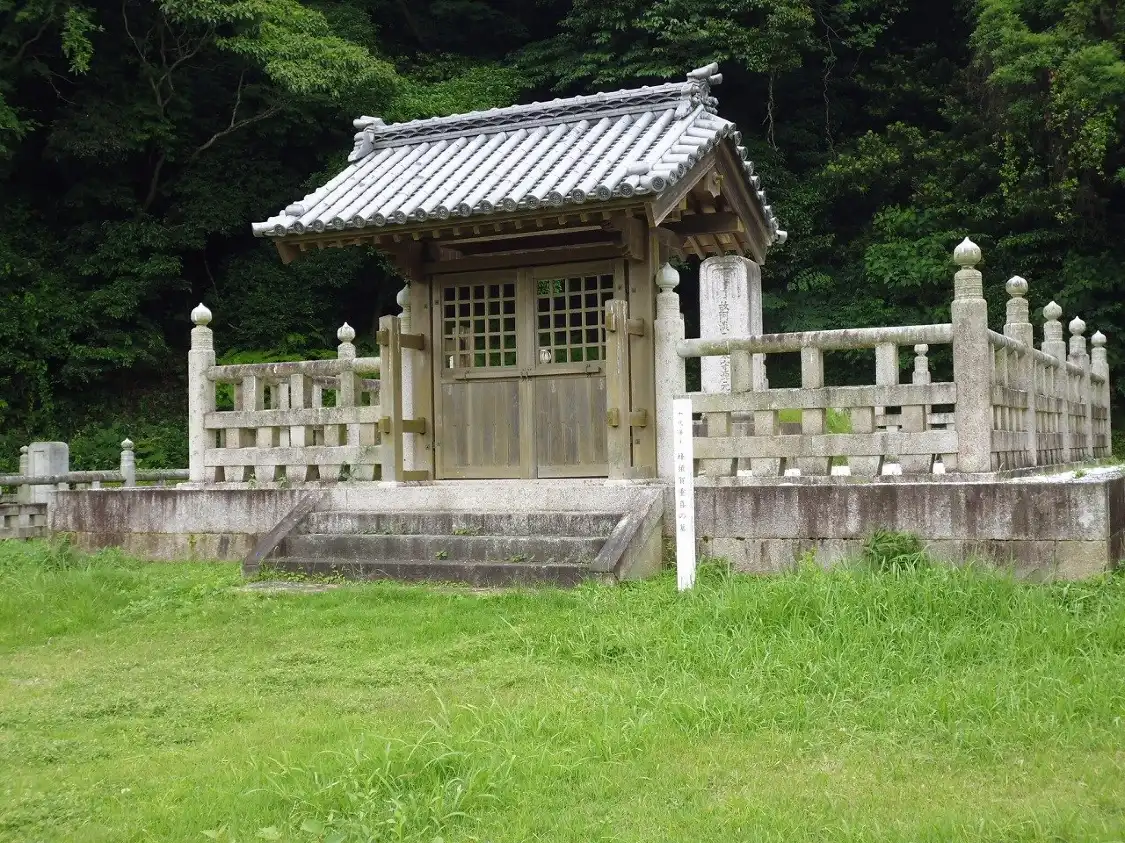 Hotels near Hachisuka Family Mannenyama Graveyard