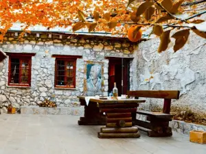 Makova Hiža / The Mak House