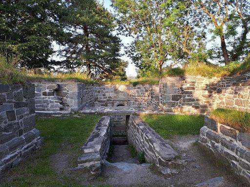 Kapitelberget, ruined crypt church