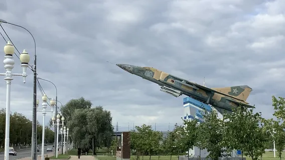 Monument MiG-23