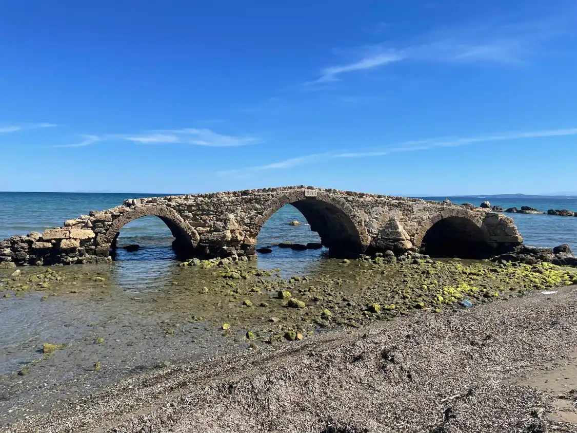 Hotels near Argassi Bridge