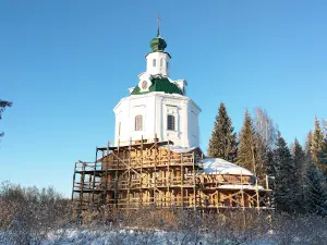 Tserkov' Troitsy Zhivonachal'noy S Pridelami Uspeniya Bogoroditsy I Paraskevy Pyatnitsy