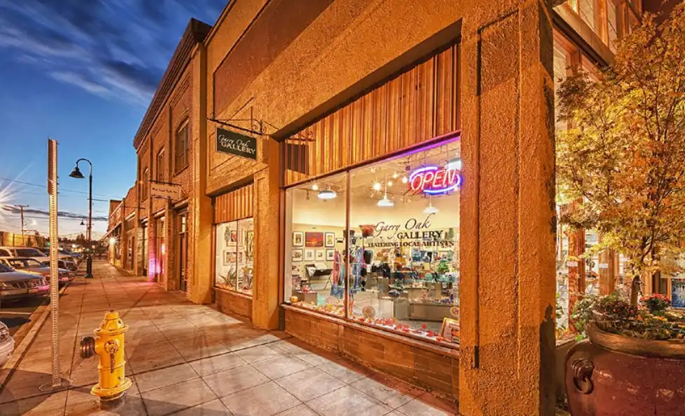 Hotel dekat Garry Oak Gallery