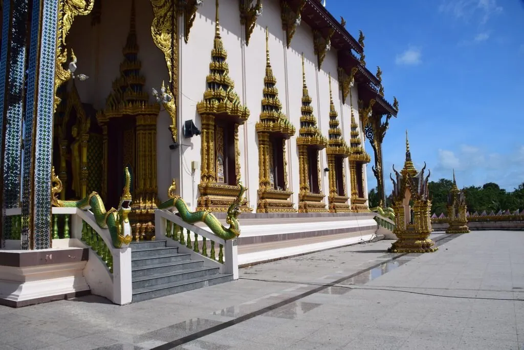 4_Wat Plai Laem