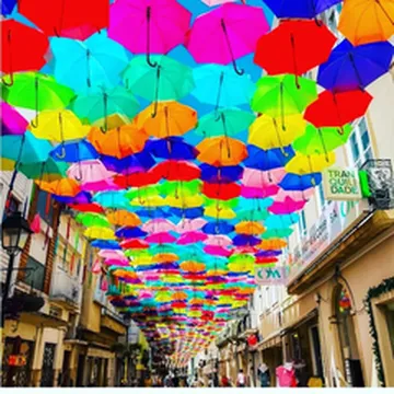 カラフルで壮観なポルトガルの傘祭り「Umbrella Sky Project」は一見の