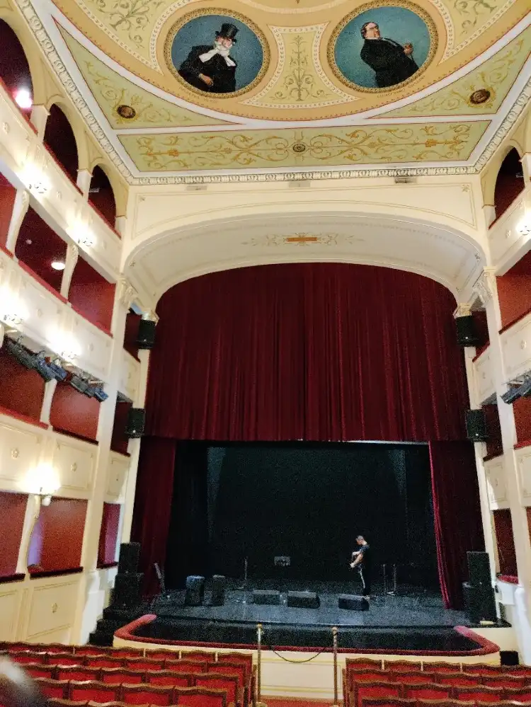 Hotel dekat Apollon Theatre