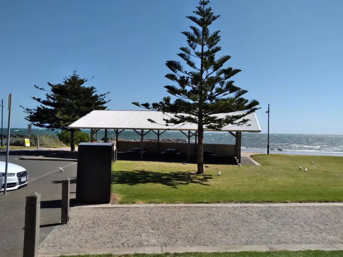 Hotels near Williamstown beach