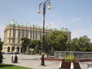 Azneft Square