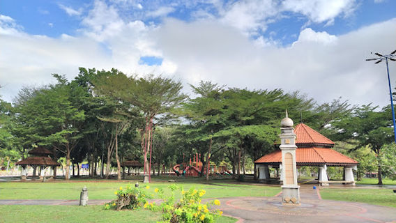 Taman Awam Teluk Batik ( Lumut, Perak )