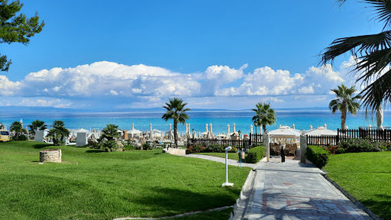 Kryopigi Beach