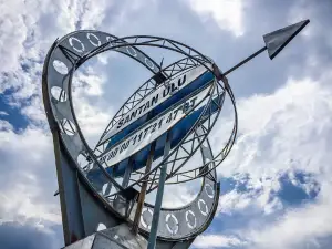 Tugu Equator Kalimantan Timur