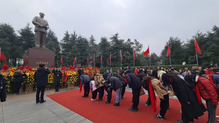 4_รูปปั้นบรอนซ์เหมา