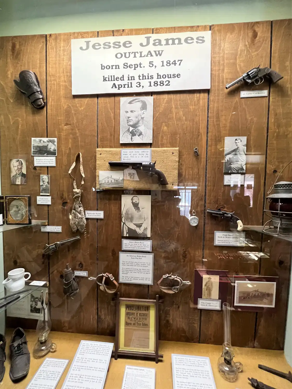 Hotels near Jesse James Home Museum