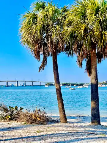 Hotels near Peanut Island