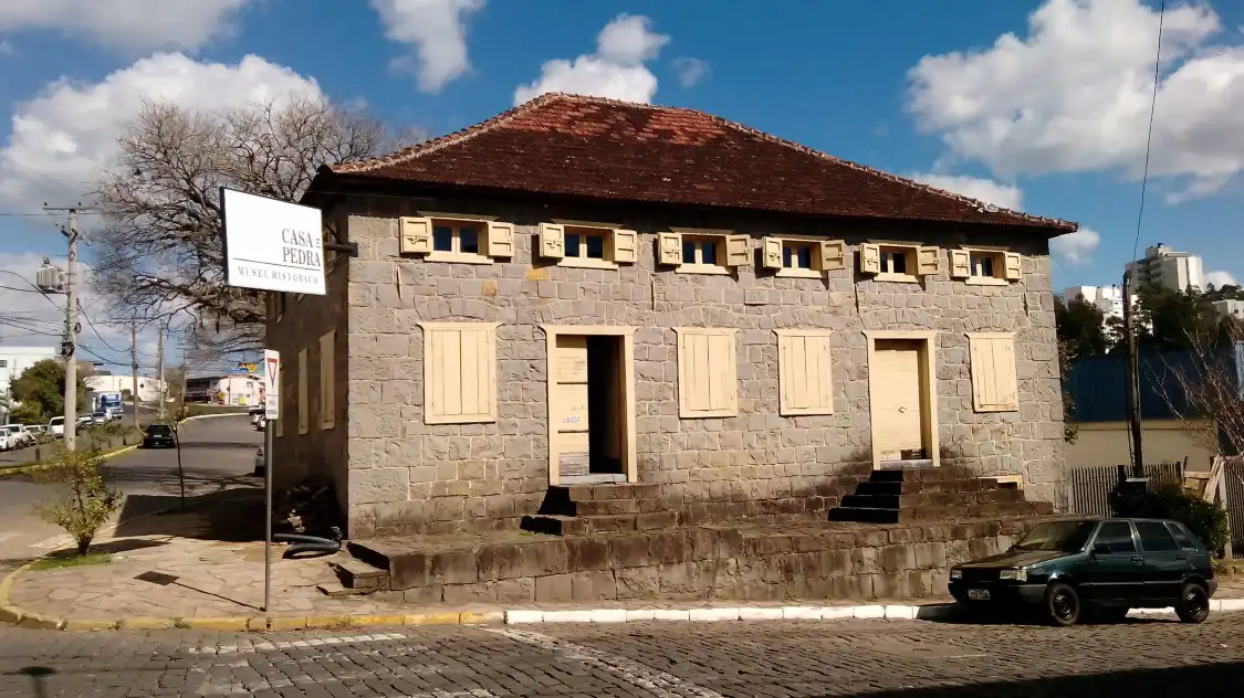 Museu Municipal Casa de Pedra附近的飯店
