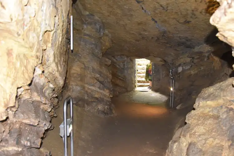 Hotels near Loczy Cave