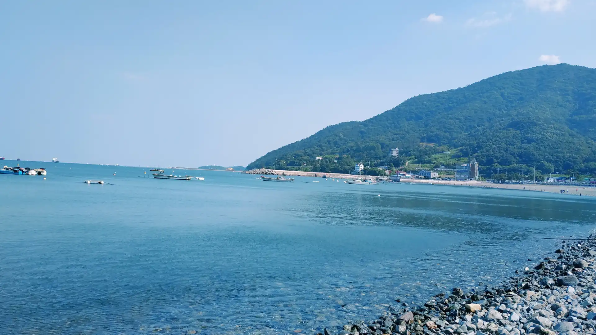 Hotels near Manseongri Black Sand Beach
