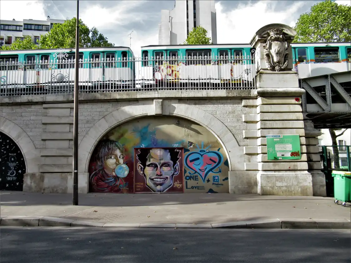 Hôtels à proximité de : Fresque "L'homme"