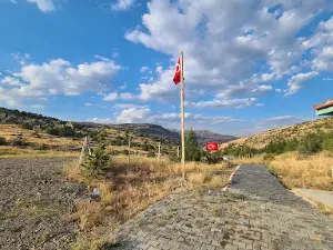 Kırmızı Ebe Türbesi