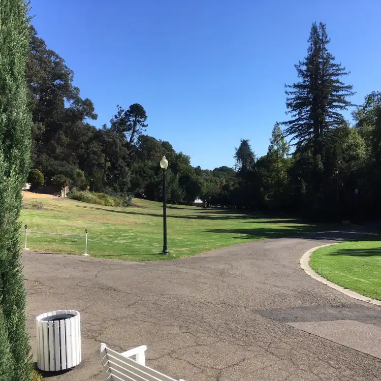 Hotels near Dunsmuir House