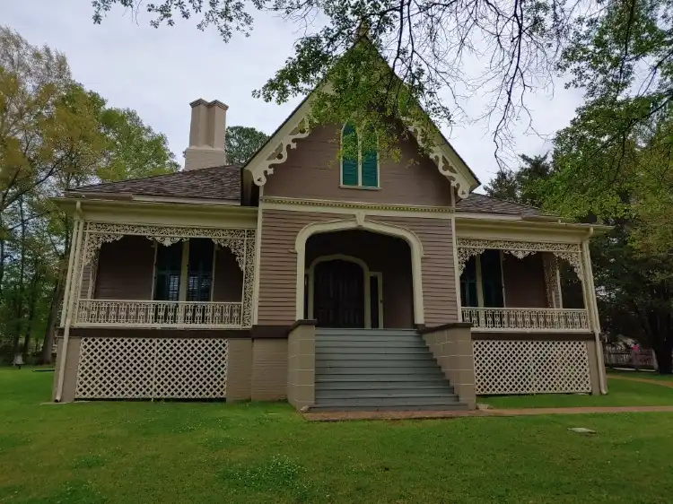 Hotel dekat Manship House Museum