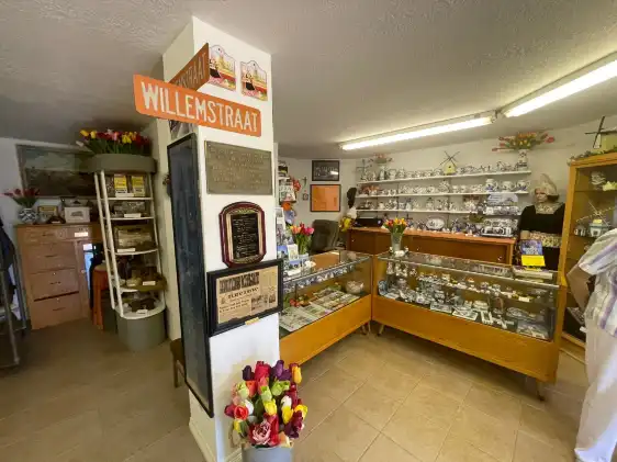 Hotels near Dutch Windmill Museum