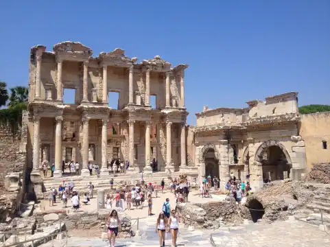 イズミル絵画彫刻美術館周辺のホテル