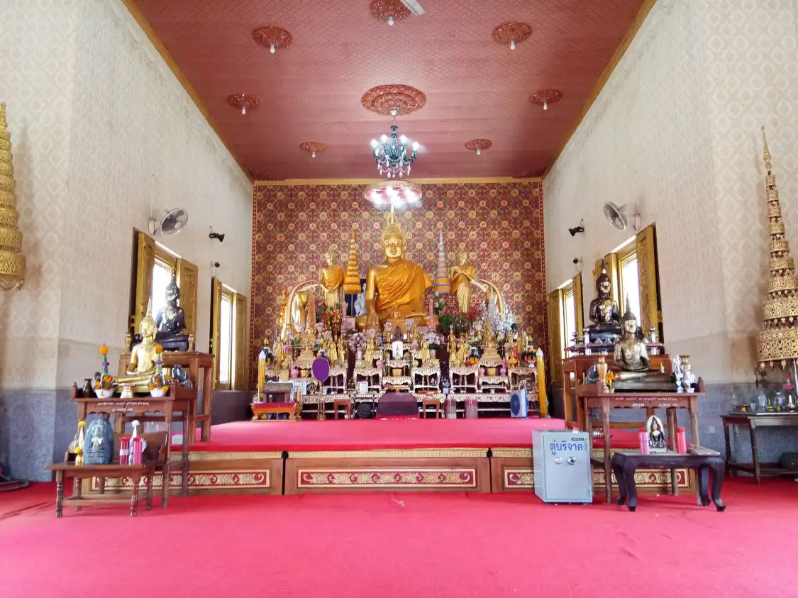 Hotels near Wat That Renu