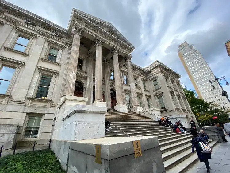 Hotels near Tweed Courthouse
