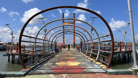 Kampung Bugis. Jembatan Lingkar Pelangi