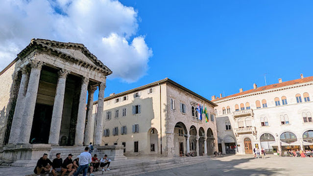 Forum Square