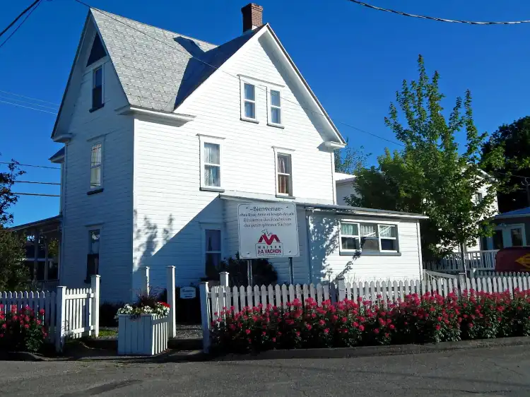 Hotels near Maison J.-A Vachon