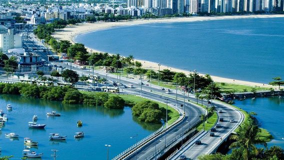 Camburi Beach
