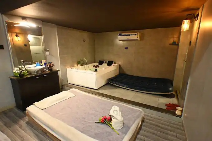 Hotels near Koperkhairane Lake
