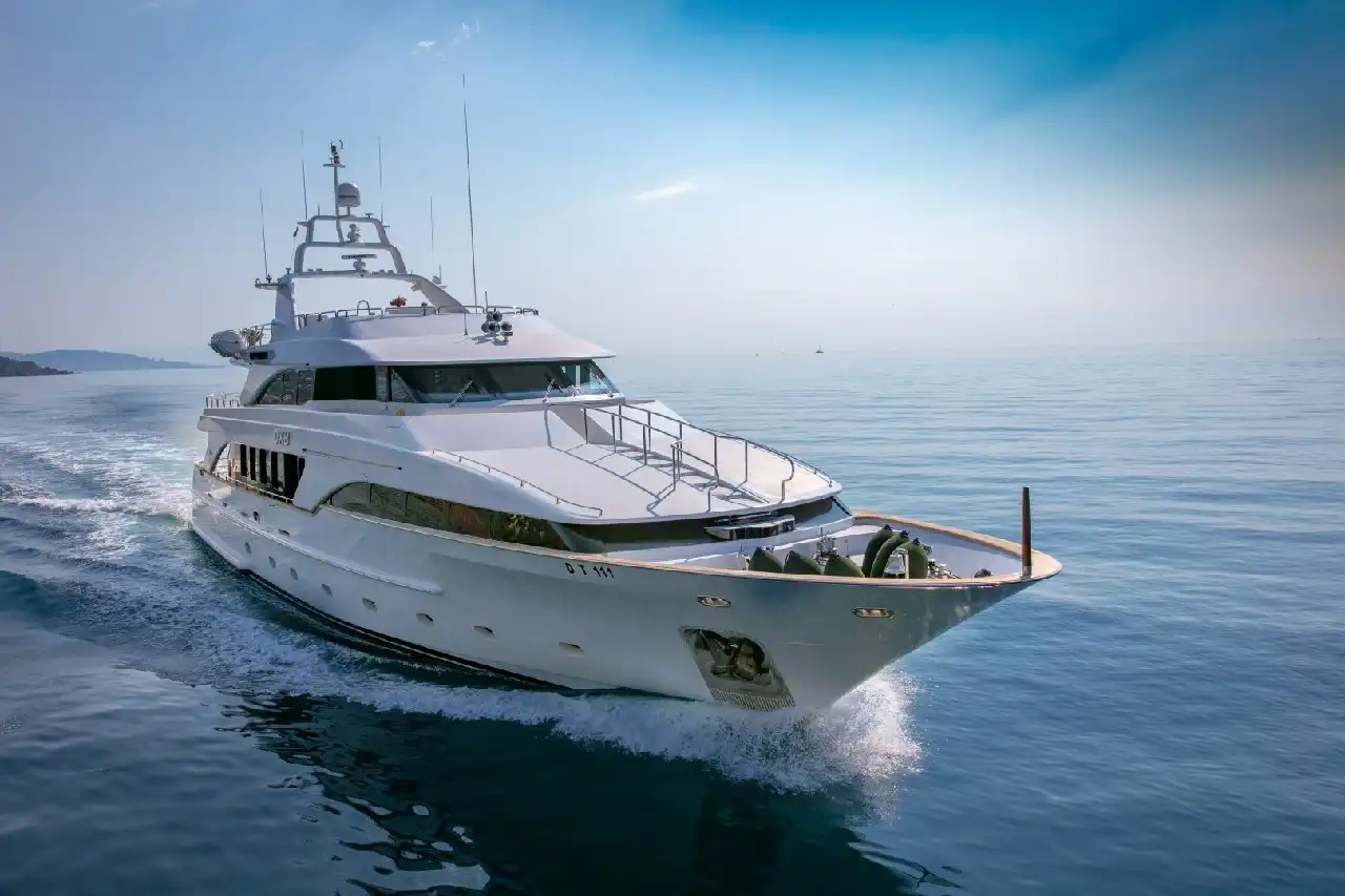 Hoteles cerca de Royal Yachts Charter