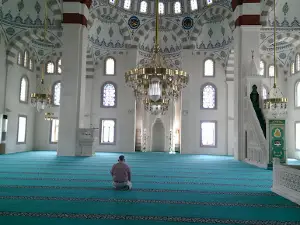 Arif Uçurum Cami