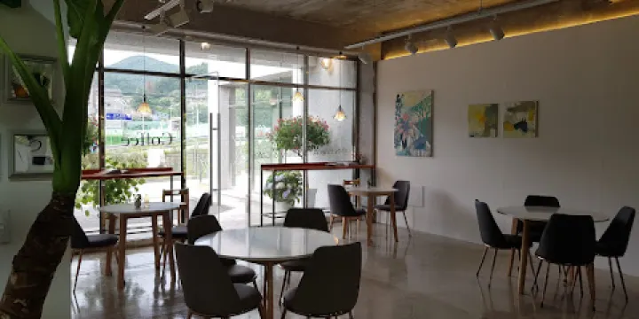 LYNN Fine Art Gallery & Cafe