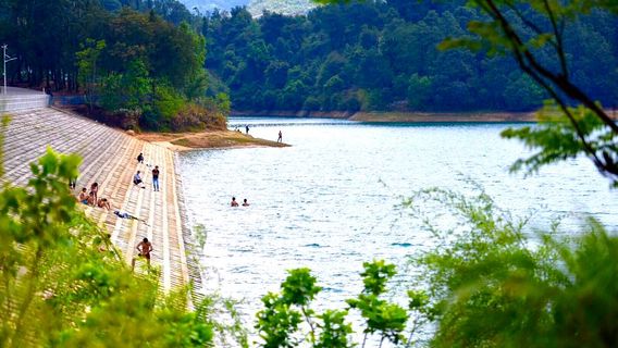 qiu bei xian bai long hu feng jing qu