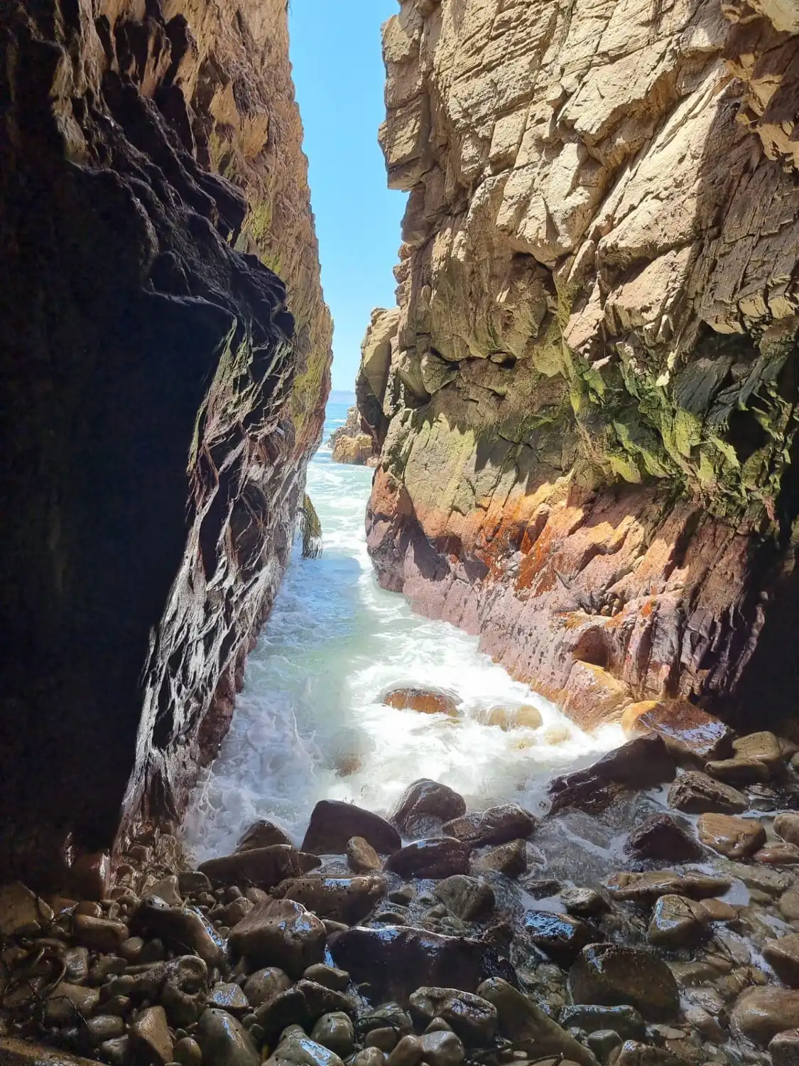 Отели рядом с достопримечательностью «La Cueva del Pirata»