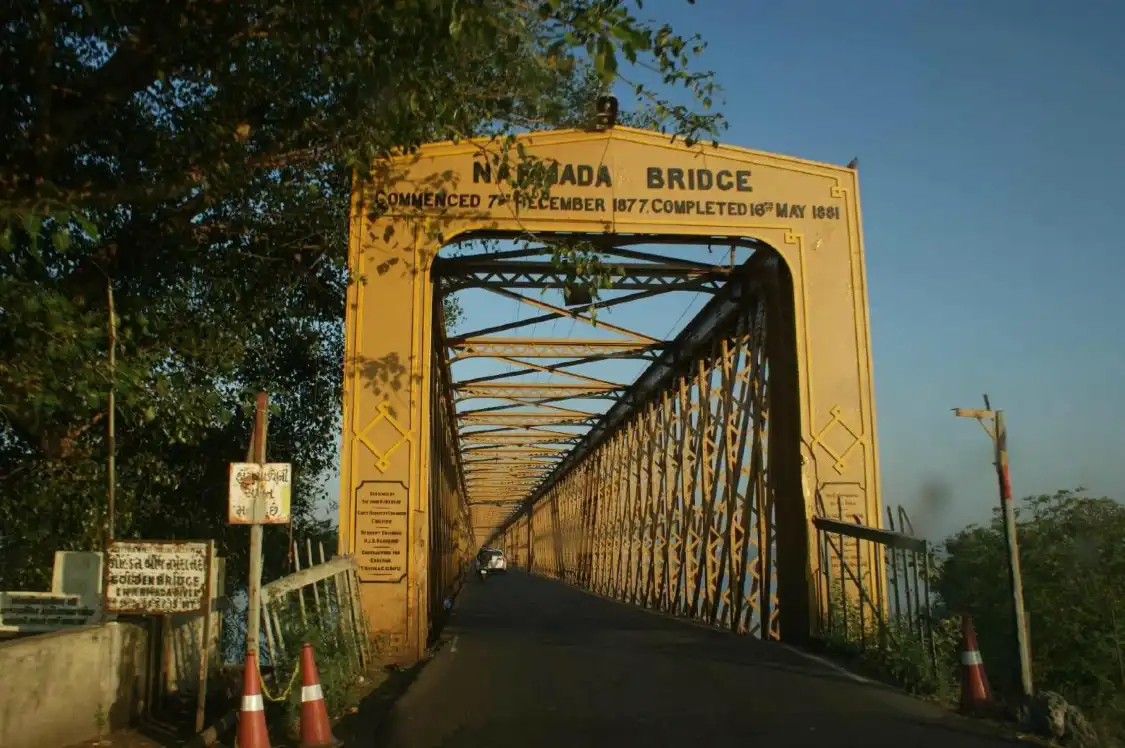 Hotels near Golden Bridge