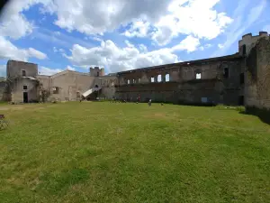 Castle de Druyes les Belles Fontaines