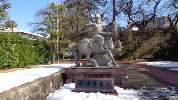 Statue of Yuki Hideyasu on Horseback