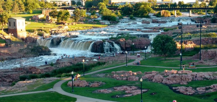 Sioux Falls Travel Guide 2026: Top Attractions, Things to Do & Deals