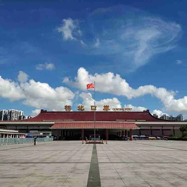 拱北口岸旅檢大樓的紅屋頂建築外觀