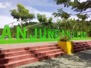 ANJUNGAN LEOK