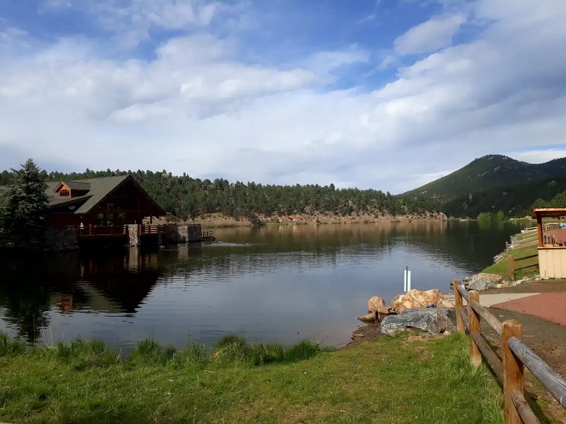 Hotels near Evergreen Lake