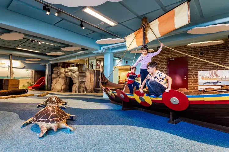 Các khách sạn gần Technology & Maritime Museum