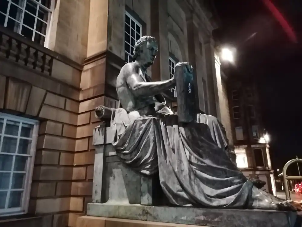 Hotel in zona David Hume Statua