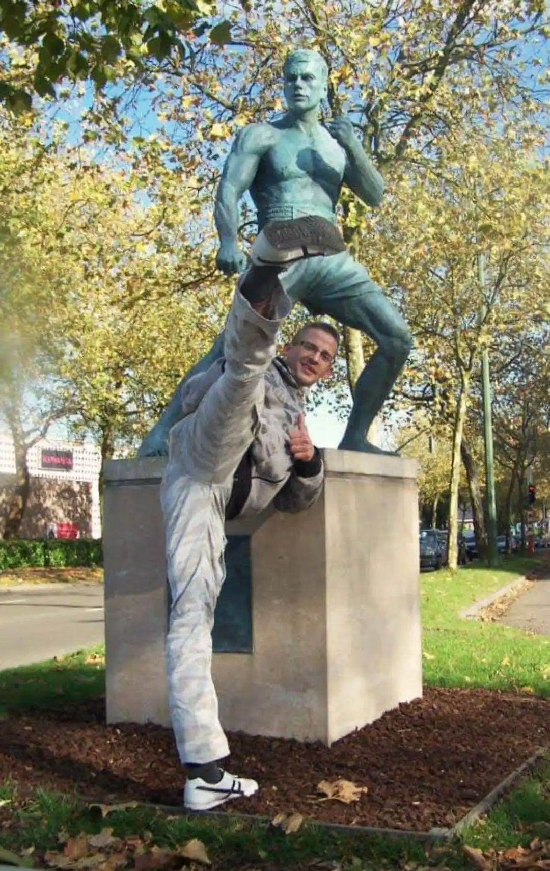 Hotels near Jean Claude Van Damme Statue