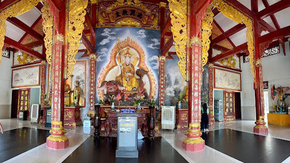 Dong Hai Quan Am statue